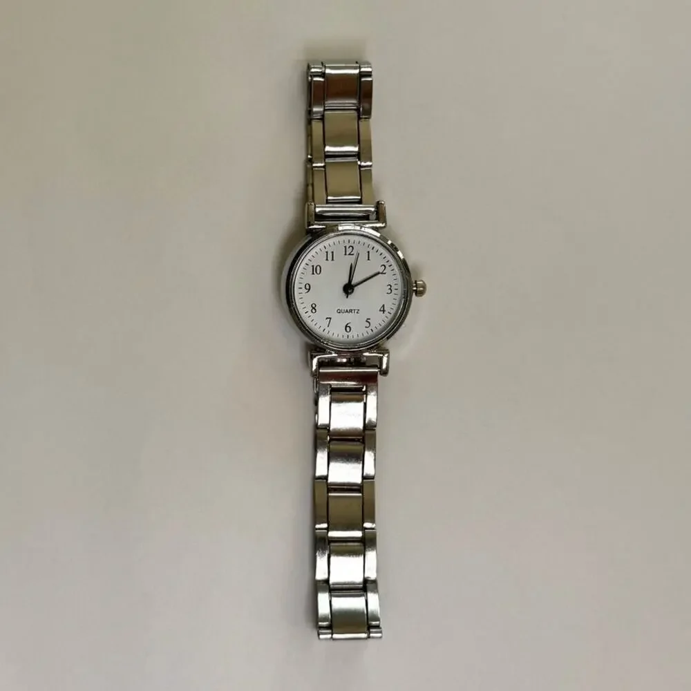 Y2K Silver Round Quartz Watch Minimalist Style Unisex 8.5